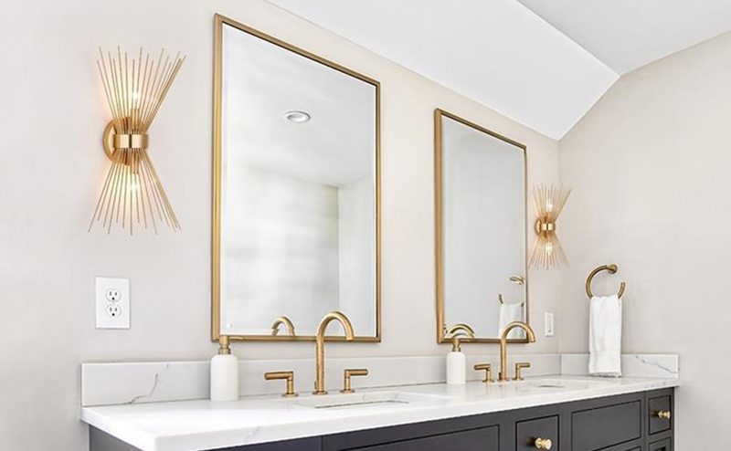 Золотое настенное бра для ванной комнаты