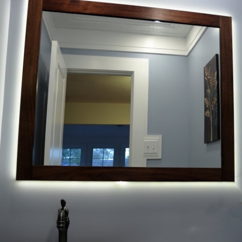 Зеркало в деревянной раме со светодиодной подсветкой